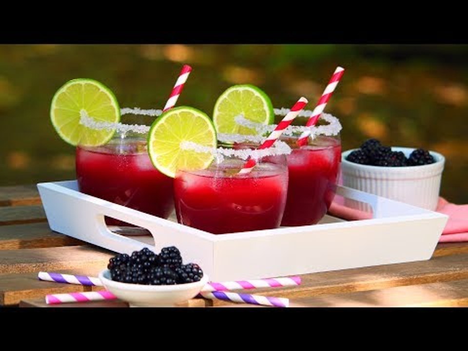 Um coquetel clássico com um toque frutado: margarita de amoras