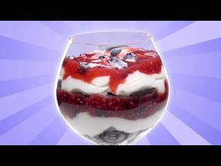 Bolo de chocolate e frutas vermelhas... no copo!