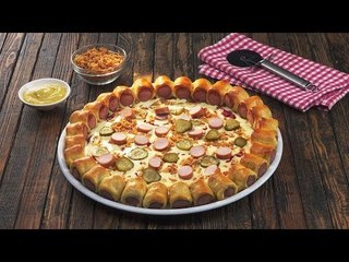 Pizza de cachorro-quente com molho de mostarda e queijo