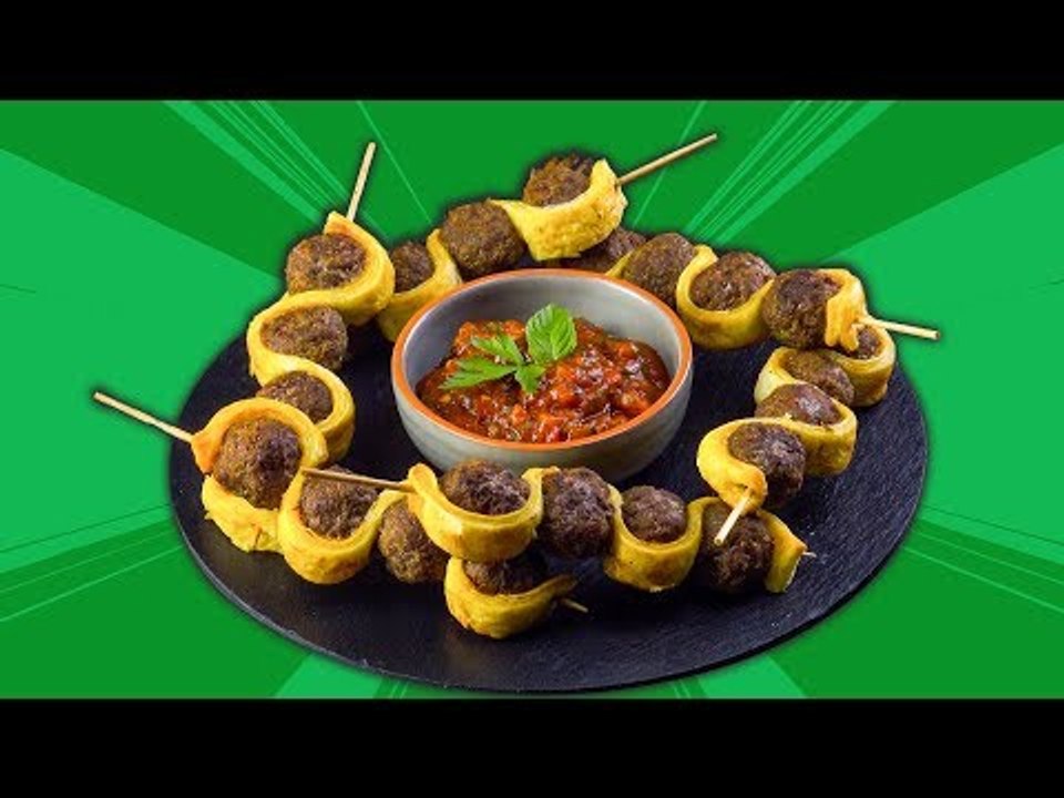 Almôndegas no espeto com molho de tomate