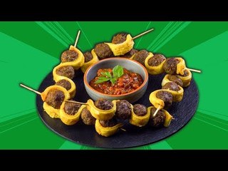 Almôndegas no espeto com molho de tomate
