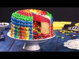 Este bolo surpresa com recheio colorido é a receita para diversão em qualquer festa!