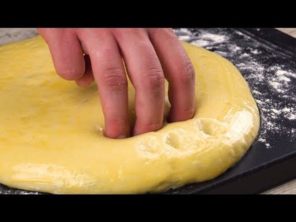 O homem aperta a massa com 3 dedos. Isto é incrível!