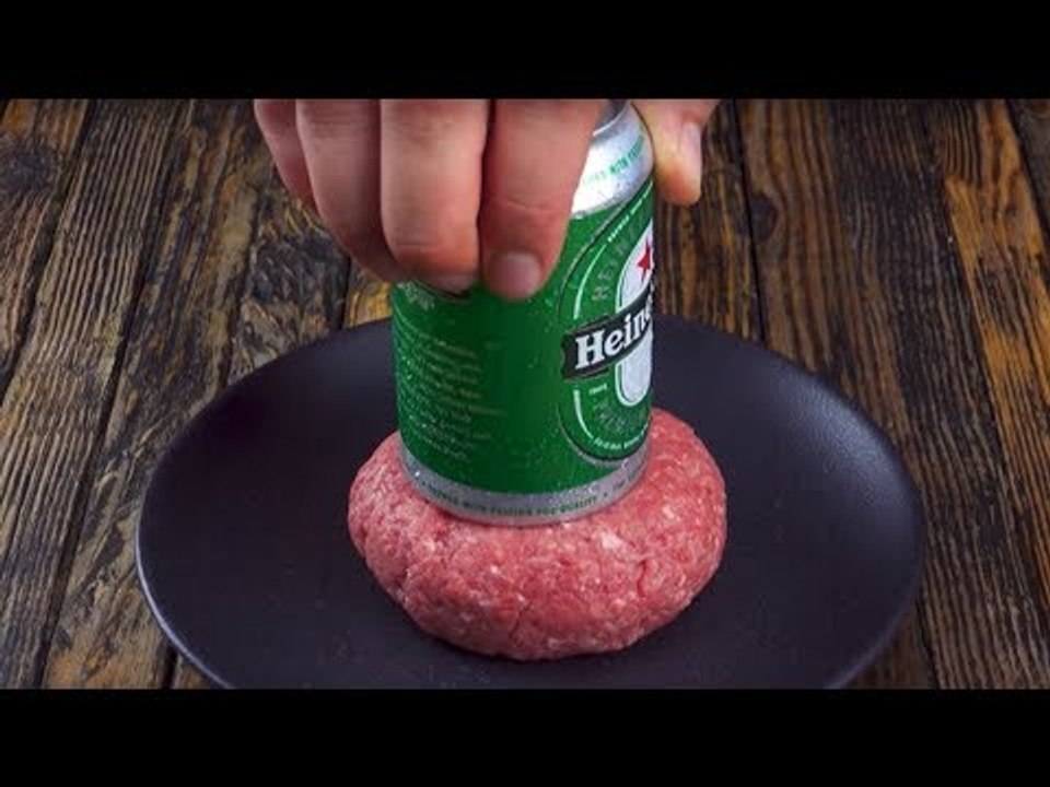 Ele pressiona a carne com uma lata de cerveja. Depois vem a melhor parte!