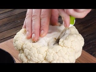 Perfure a couve-flor com uma espátula e corte-a.