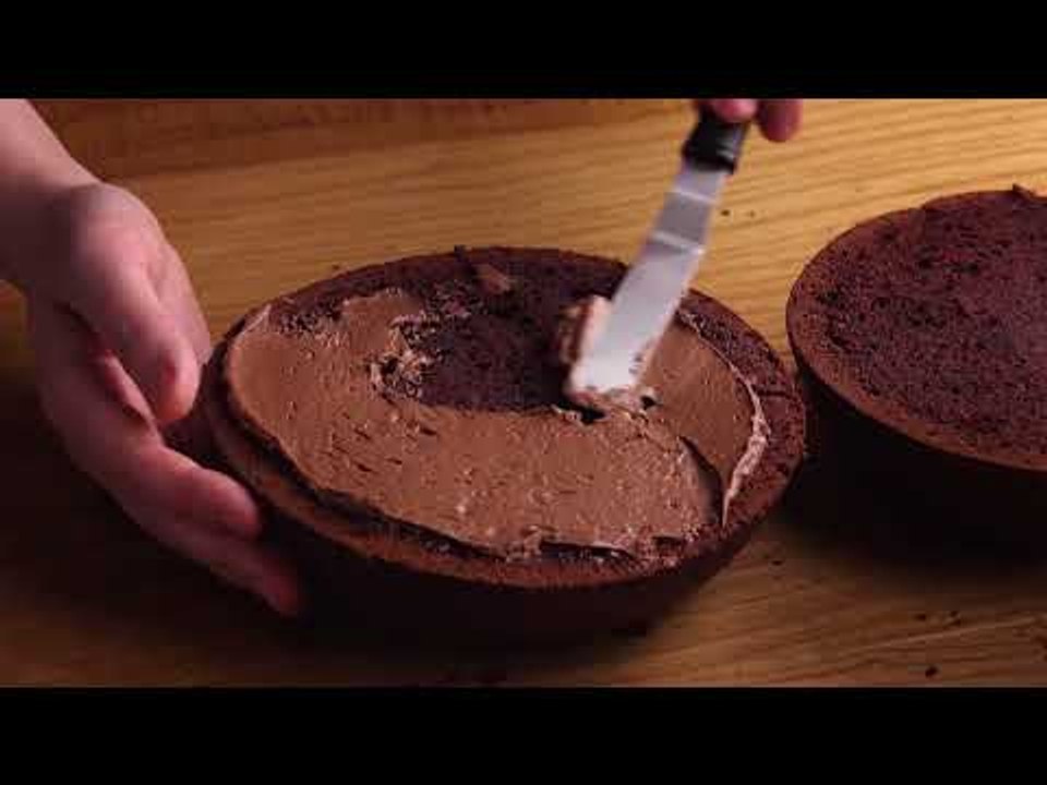 Coloque 4 metades de biscoito no bolo e pronto: a forma está correta.