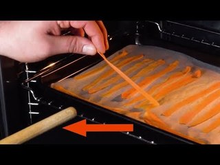 Puxe as tiras de cenoura do papel e enrole-as imediatamente na colher!