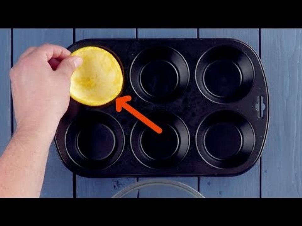 Coloque 6 metades de laranja na forma. Em 0:46 você vai ficar de boca aberta!