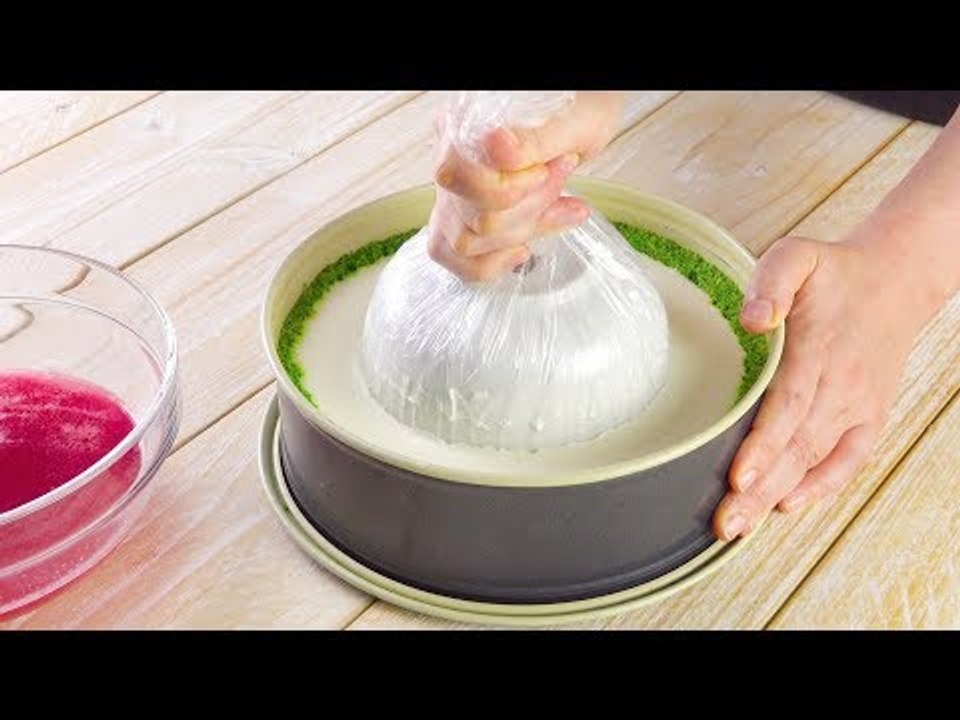 Retire a tigela de dentro da torta. O que vem depois é um espetáculo delicioso!