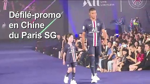 Neymar et Mbappé présentent les nouveaux maillots du PSG