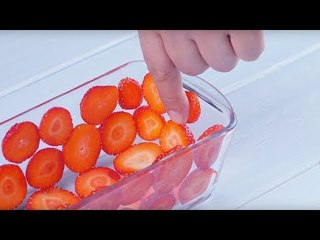 Cubra a forma de vidro com morangos. Então...