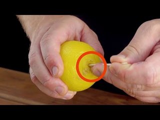 Perfure o limão siciliano com o palito de dente.