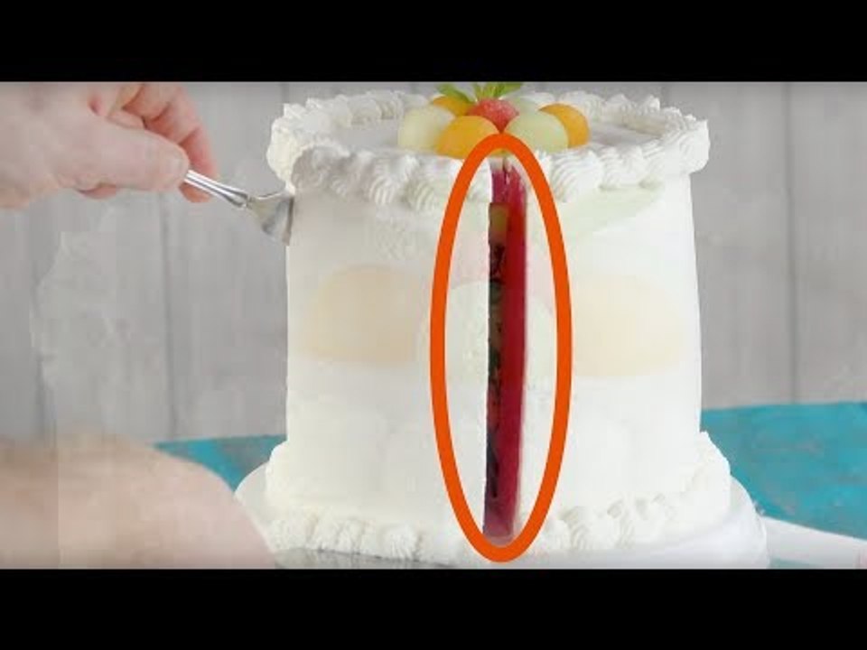 Corte esta torta e as pessoas cairão para trás de...