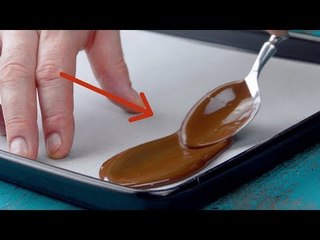 Espalhe o chocolate sobre a assadeira. Só de olhar você já fica com fome, não é mesmo?