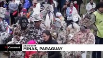 Au Paraguay, les costumes en plumes de poulets sont de rigueur
