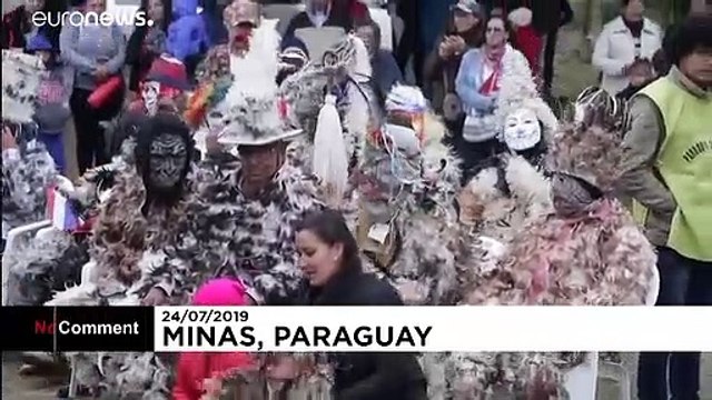 Au Paraguay, les costumes en plumes de poulets sont de rigueur