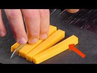 Corte o queijo em 4 pedaços compridos antes do toque...