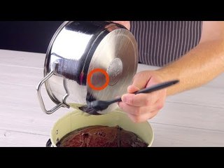 Coloque película aderente na forma. A panela vai...