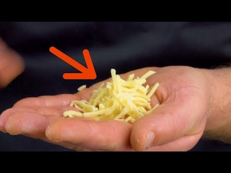 O que este homem faz com queijo ralado é incrível. Eu nunca teria chegado a isso.