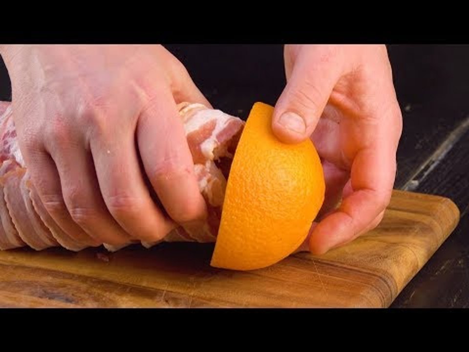 Ele usa as 2 metades da laranja para isto. Eu jamais teria tido esta ideia. Genial!