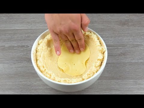 Ele coloca 10 fatias de queijo na tigela e despeja o risoto sobre elas. Isso vai ficar delicioso!
