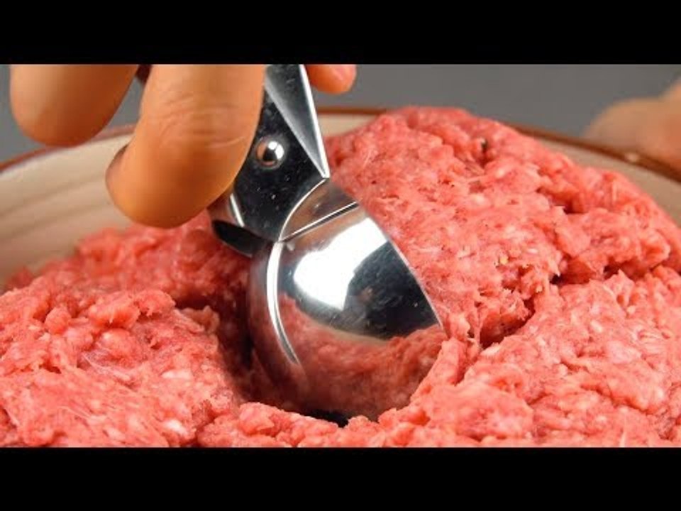 Faça pequenas almôndegas com a colher de sorvete e aperte-as. Tão delicioso!