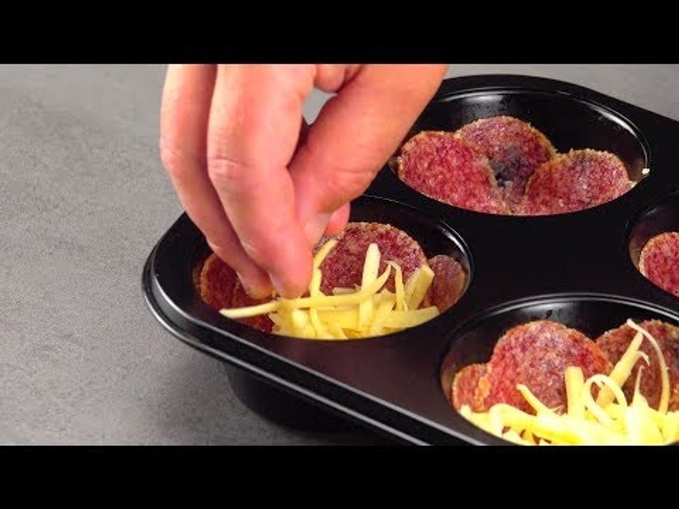 O salame cobre o tabuleiro de muffin. Com mais dois ingredientes esta receita é sucesso!