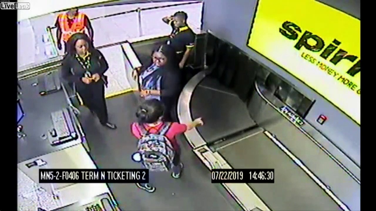 Cet enfant se fait aspirer sur le tapis des bagages à l'aéroport !