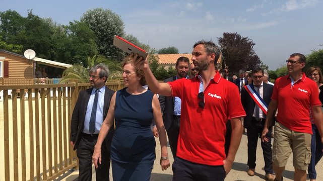 La ministre du travail en visite dans un camping