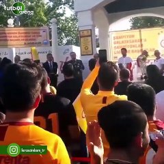Galatasaray taraaftarından Mustafa Cengiz'e: “Formalar bizden, Falcao sizden”