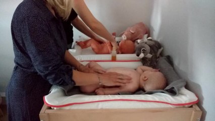 Séance de massage pour Lyse, lors de son baby spa