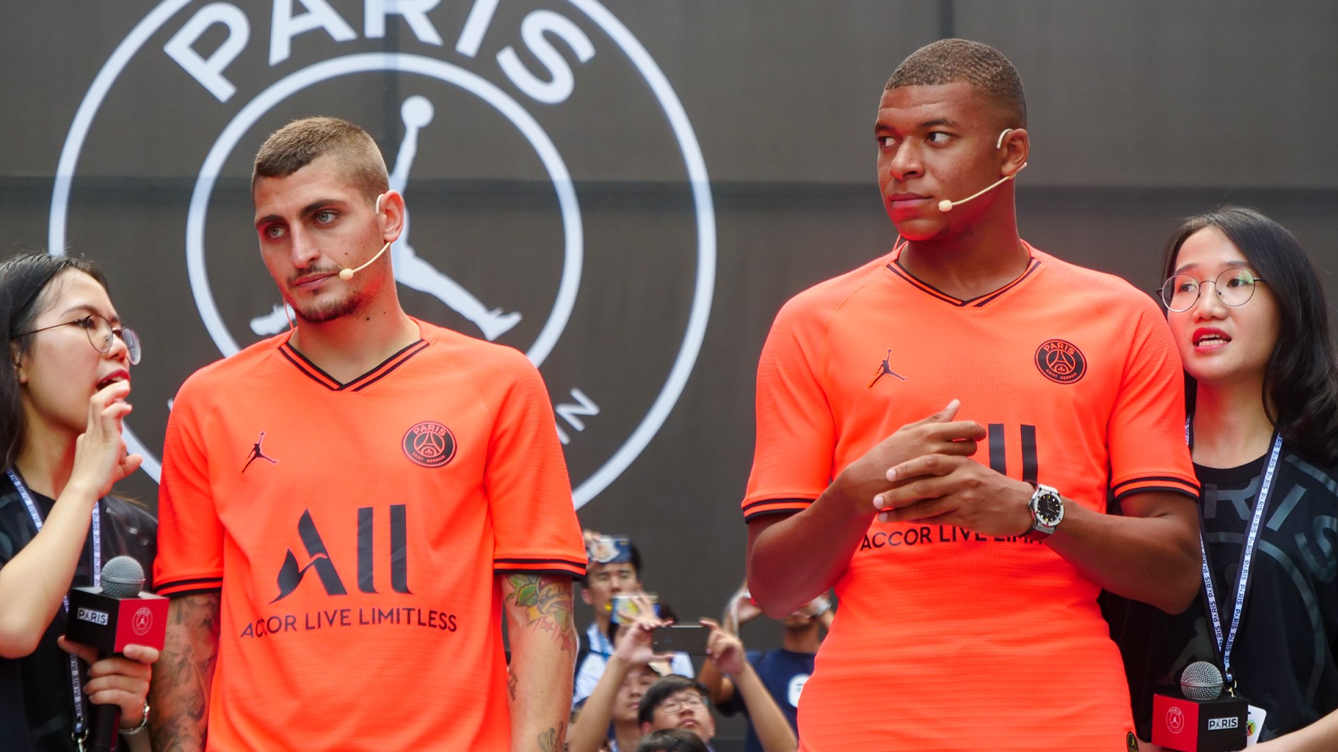 Mbappé et Verratti présentent le nouveau maillot du PSG à la couleur  inédite - Vidéo Dailymotion