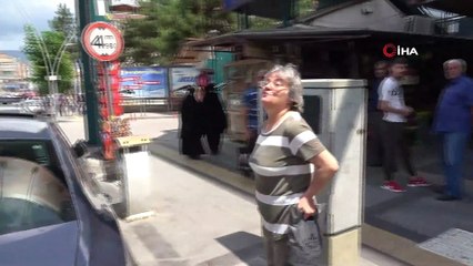 Üst Geçidin Altından Geçenlere Uyarı