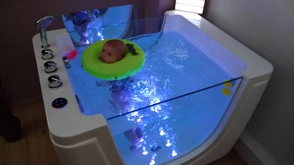 Premier contact avec les bulles du jacuzzi eu baby spa pour Lyse