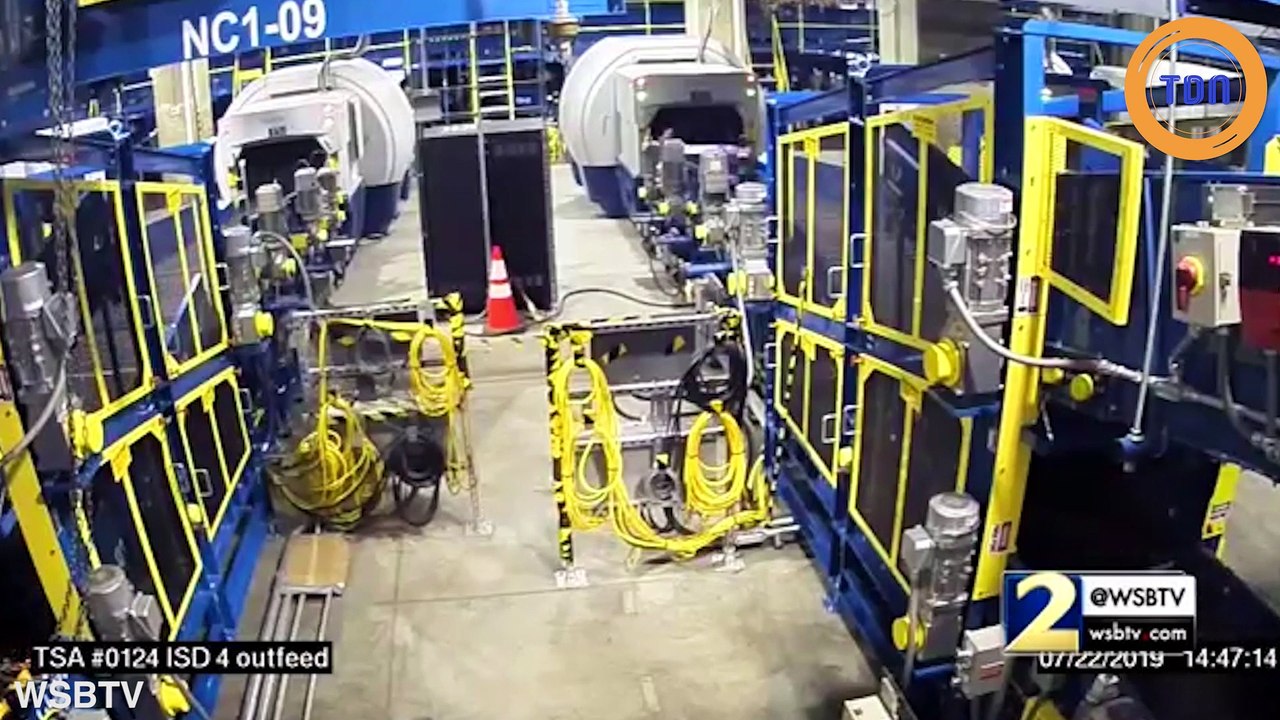 Cet enfant fait un tour complet sur un tapis roulant à bagages !