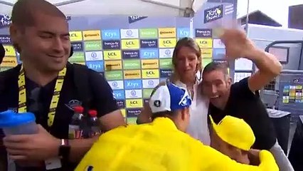 Cyclisme - Tour de France - Quand Alaphilippe donne son gilet à  un petit garçon frigorifié