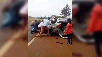 Vídeo: populares destombam veículo após capotamento na BR-467