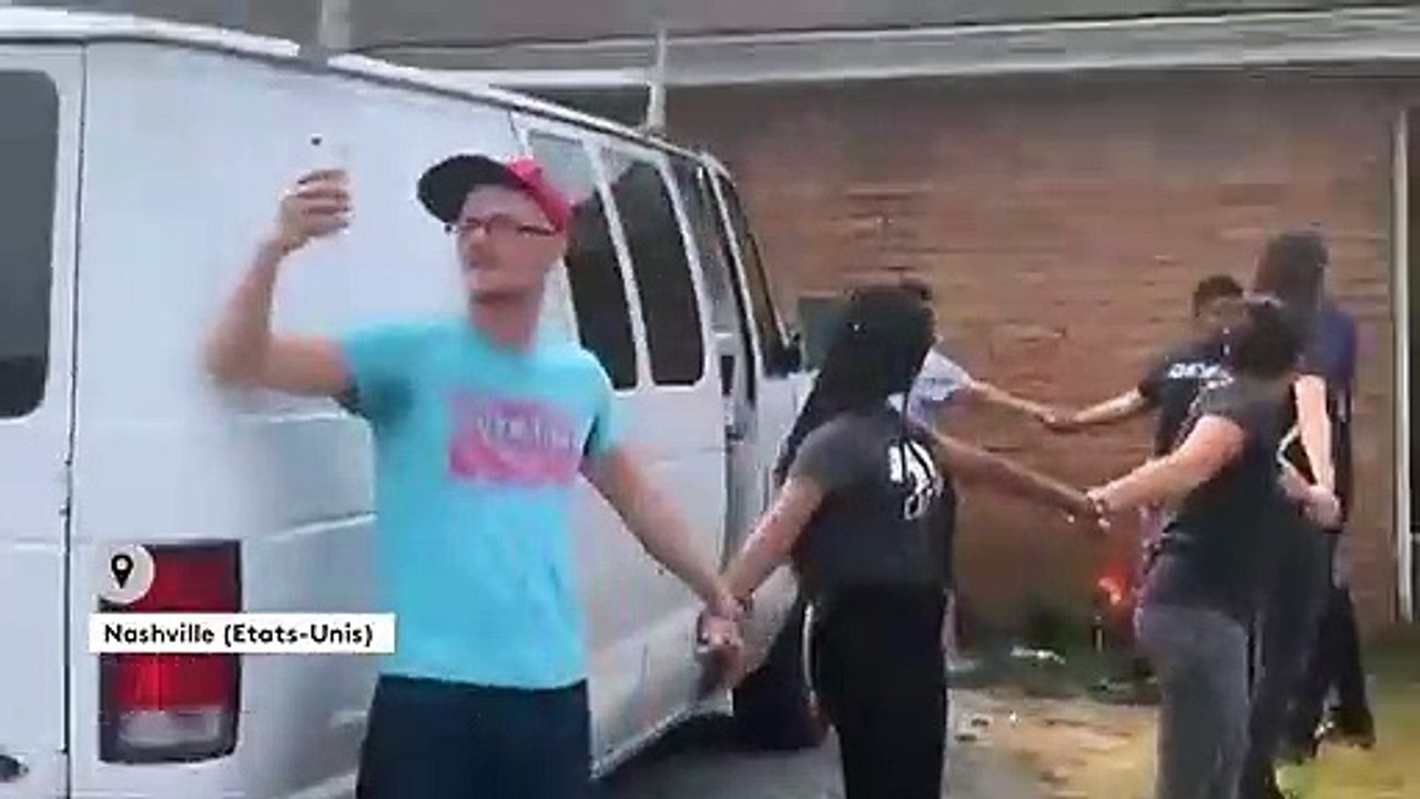 Etats-Unis : des voisins forment une chaîne humaine pour empêcher l'arrestation d'un père et son fils