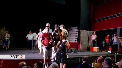 BASHA PRITET SI 'HERO' TE 'TEATRI', ARTISTËT 'BROF' NË KËMBË