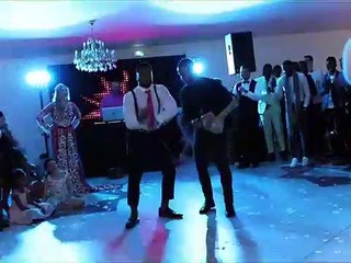 Admirez la battle de entre les invités de cette réception ! Show du tonnerre !