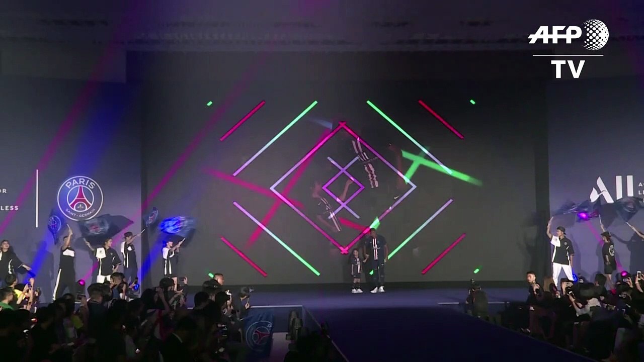 Neymar en la presentación de la nueva indumentaria del PSG en China