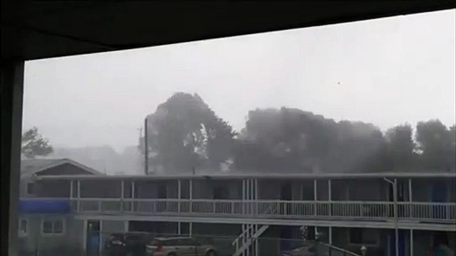 Une tempête surpuissante emporte le toit d'un motel !
