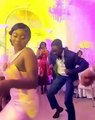 Ces nouveaux mariés font une première danse très originale et africaine. Magnifique !
