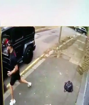 Mesut Özil'e restoran çıkışı bıçaklı saldırı: İşte o anlar