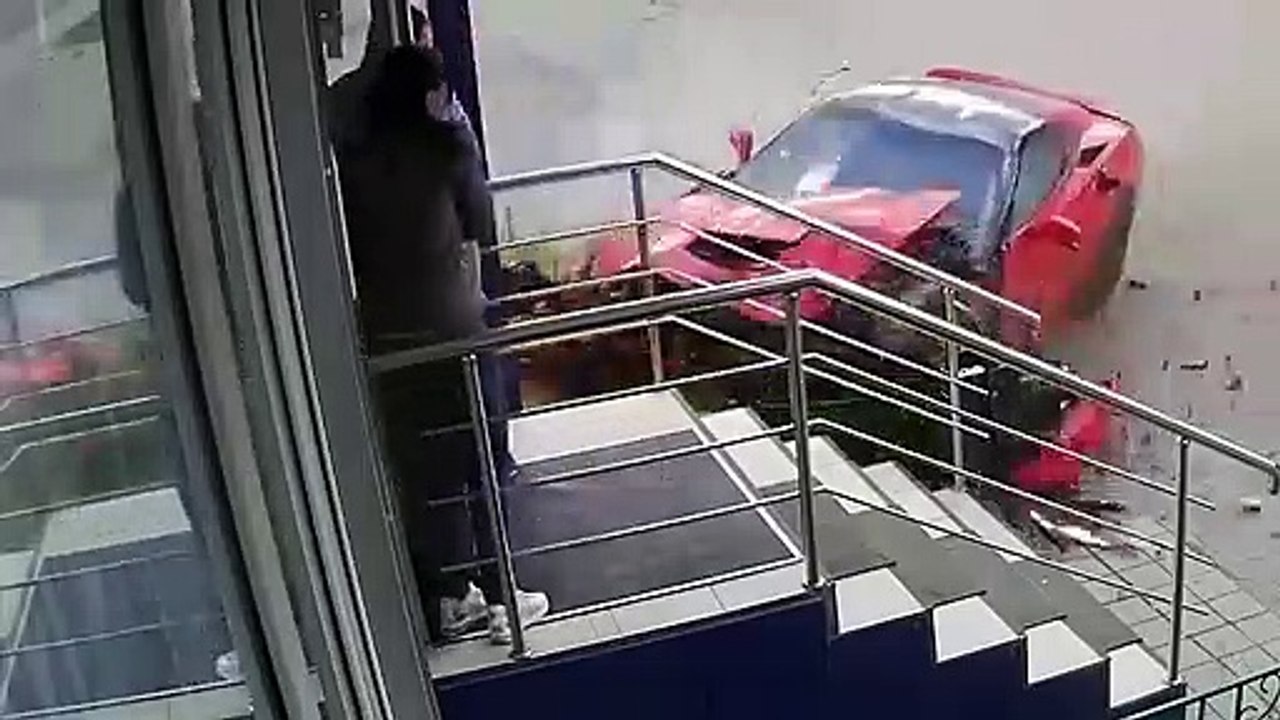Un homme filmé en train de détruit sa corvette neuve !