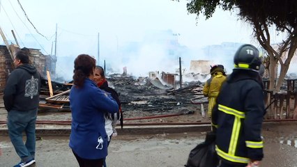 Incêndio destrói centenas de casas no Peru