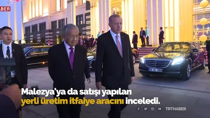 Cumhurbaşkanı Erdoğan ve Mahathir yerli üretim itfaiye aracını inceledi