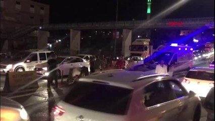 Şanlıurfa'da bariyerlere çarpan otomobildeki 4 kişi yaralandı