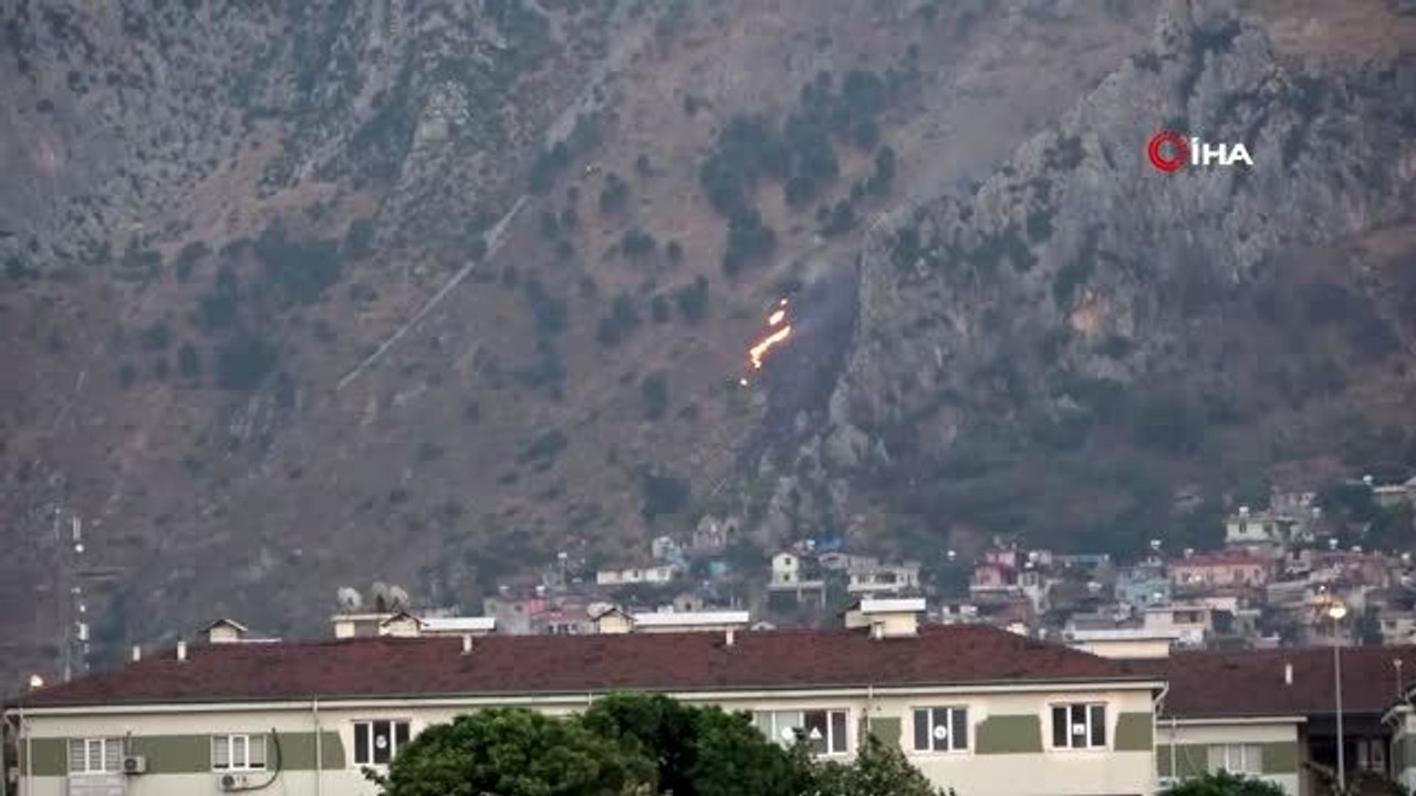 Hatay'da korkutan kayalık yangını... Yangında dağdan yuvarlanan kaya parçaları bir eve düştü