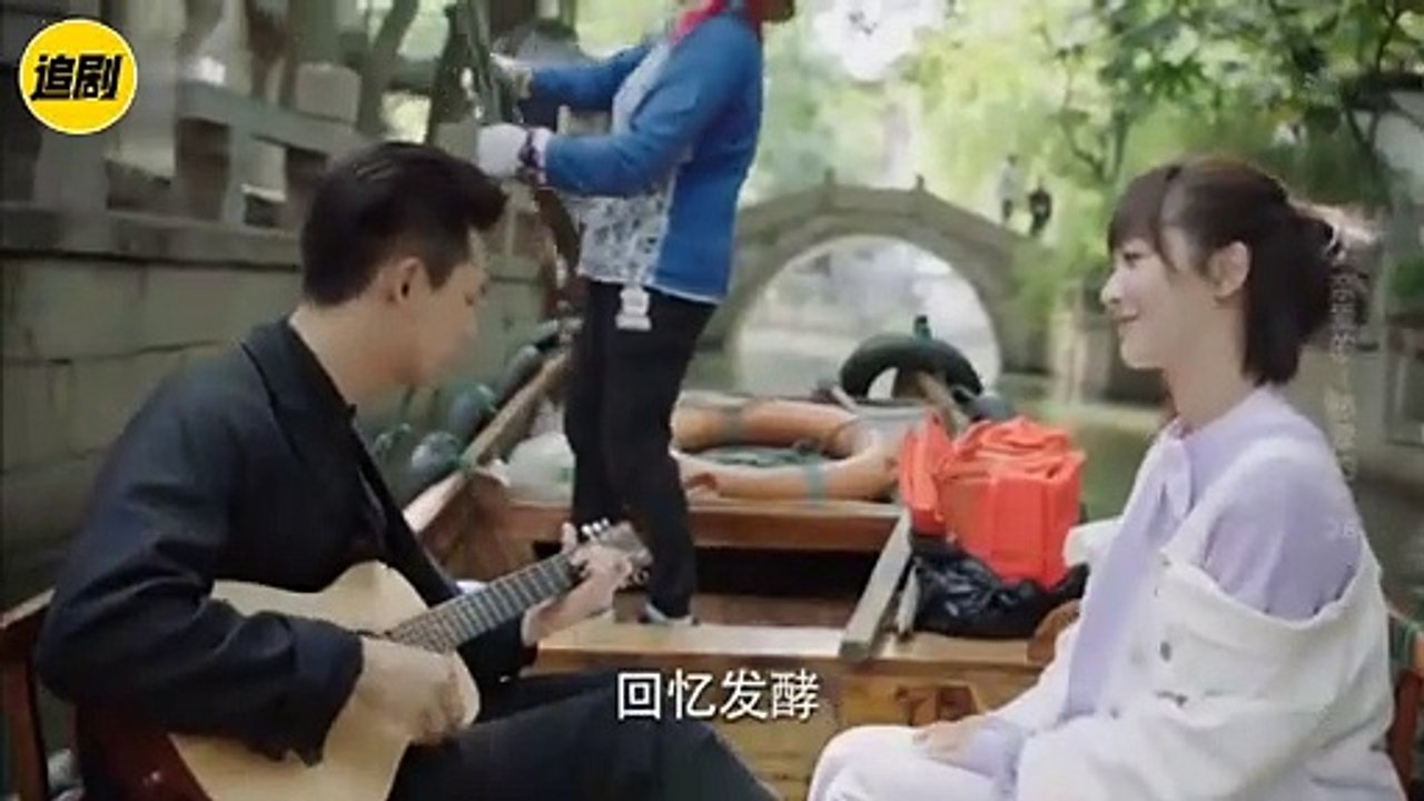 #韩商言假唱##亲爱的热爱的#韩商言、佟年船头的浪漫[笑cry]佟年的“小毛驴”琴棋书画无所不能呀！太甜啦二十块钱换来的吉他配上这“假唱”那又怎样，我们佟年喜欢，听的入迷！哈哈哈哈哈（为何不是韩商言弹吉他，佟年唱小毛驴[允悲]）